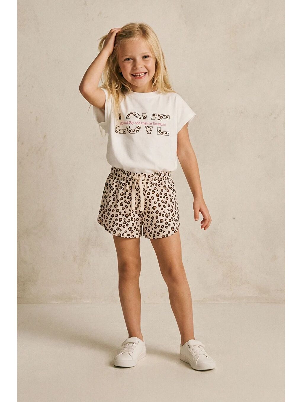 Kız Çocuk Pamuklu Ekru Baskılı T-Shirt Ve Leopar Desenli Şort Alt Üst Takım