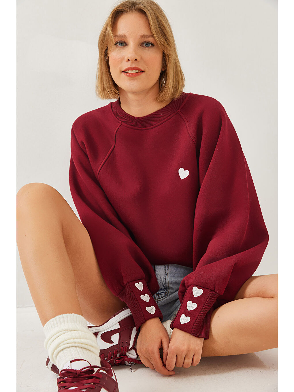 Bordo Kadın Bisiklet Yaka Kalp Nakışlı Üç İplik Şardonlu Sweatshirt
