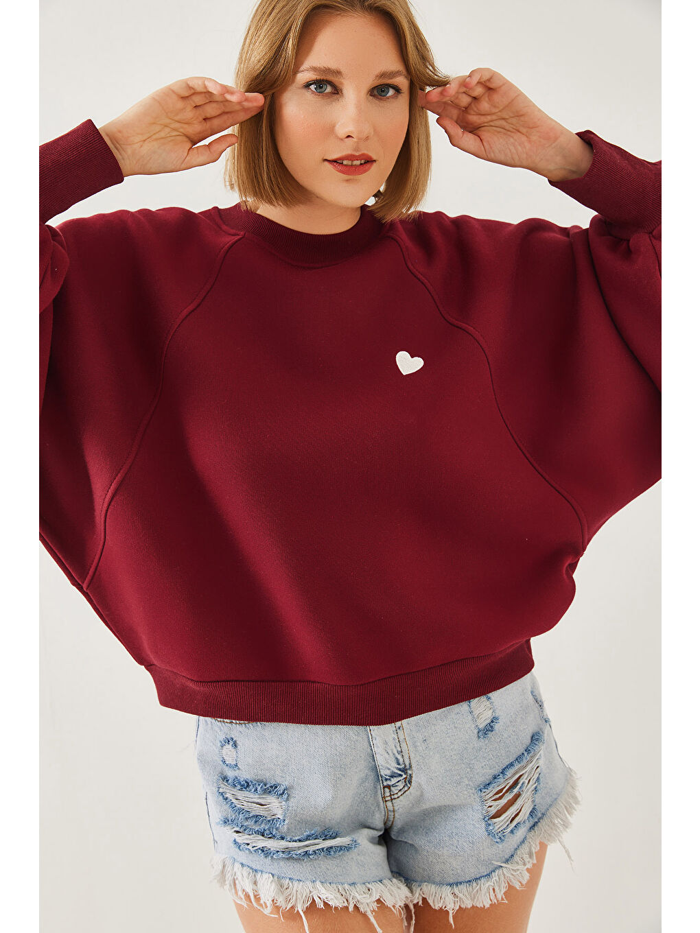 Bordo Kadın Bisiklet Yaka Kalp Nakışlı Üç İplik Şardonlu Sweatshirt-1