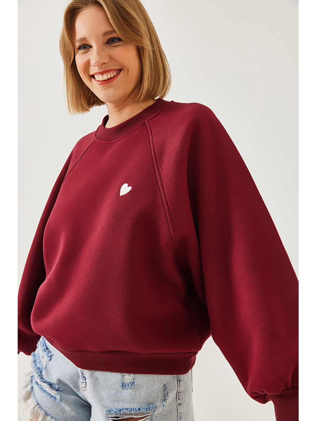 Bordo Kadın Bisiklet Yaka Kalp Nakışlı Üç İplik Şardonlu Sweatshirt-3
