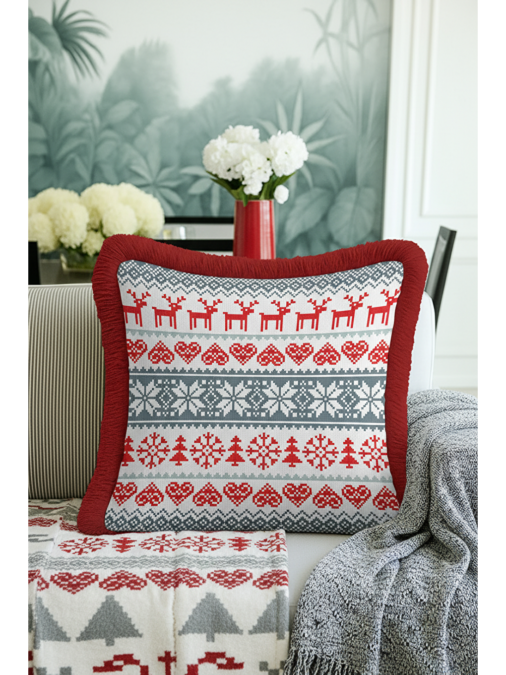Karışık Nordik Geyik Figürlü Saçaklı Yastık Kılıfı - İsveç Kış Temalı Gri Kırmızı Püsküllü Kırlent Kılıfı-3