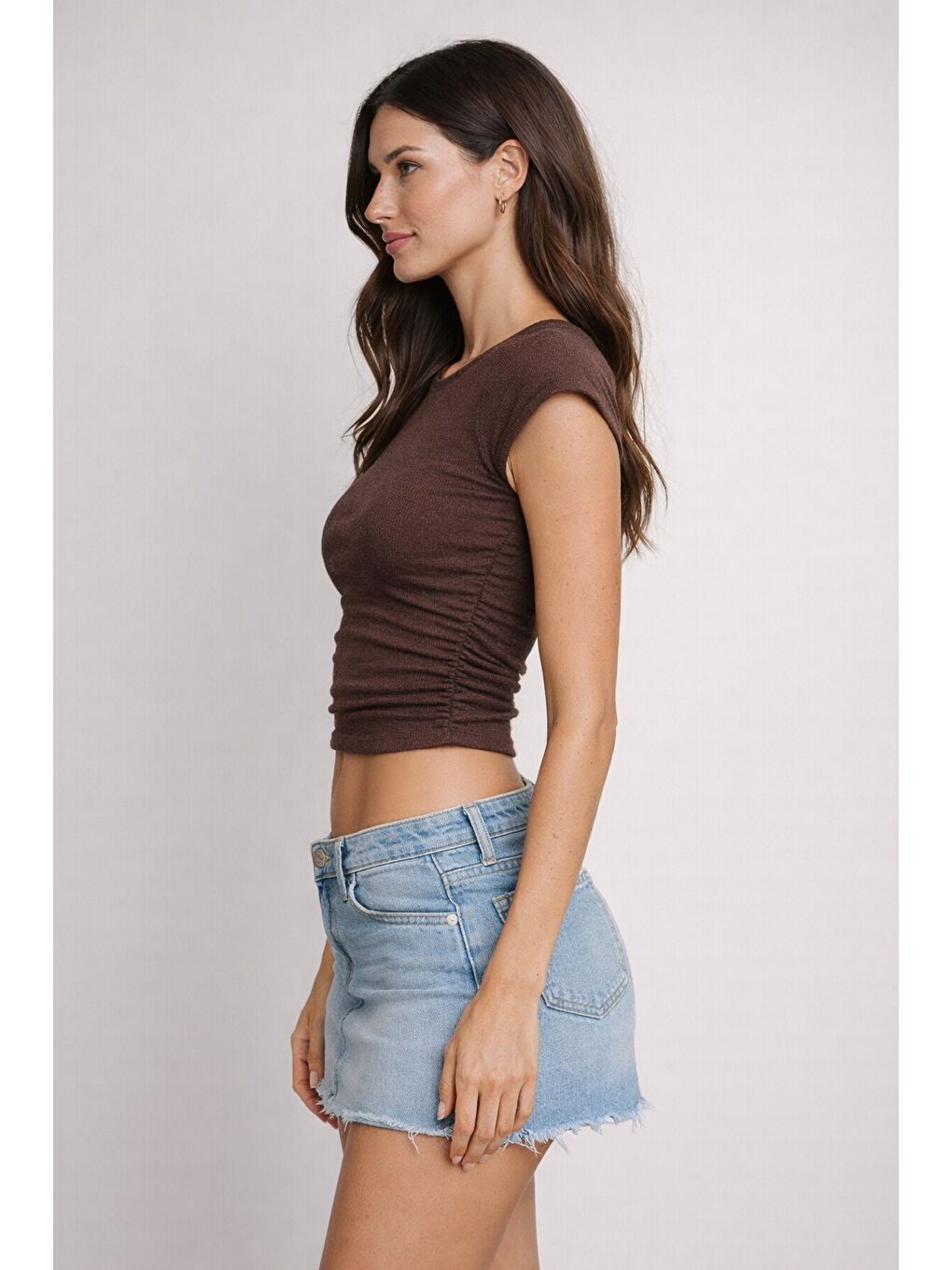 Kahverengi Bürümcük Kumaş Yanları Lastikli Crop Bluz – Esnek ve Vücuda Oturan Tasarım-1