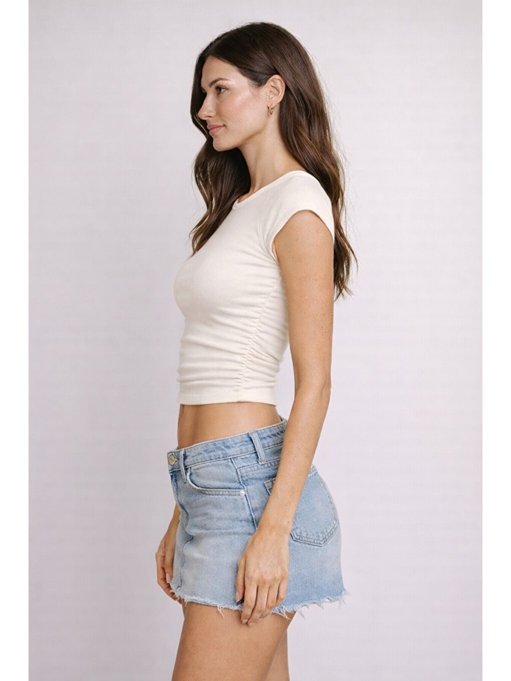 Ekru Bürümcük Kumaş Yanları Lastikli Crop Bluz – Esnek ve Vücuda Oturan Tasarım-1