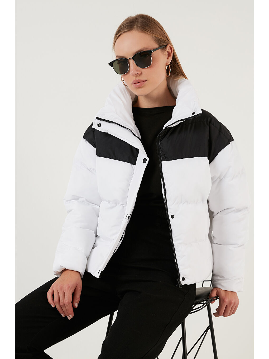 Siyah Renk Bloklu Dik Yaka Regular Fit Kısa Kadın Mont 4972016