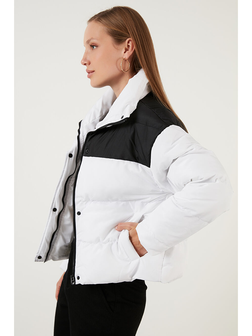 Siyah Renk Bloklu Dik Yaka Regular Fit Kısa Kadın Mont 4972016-1