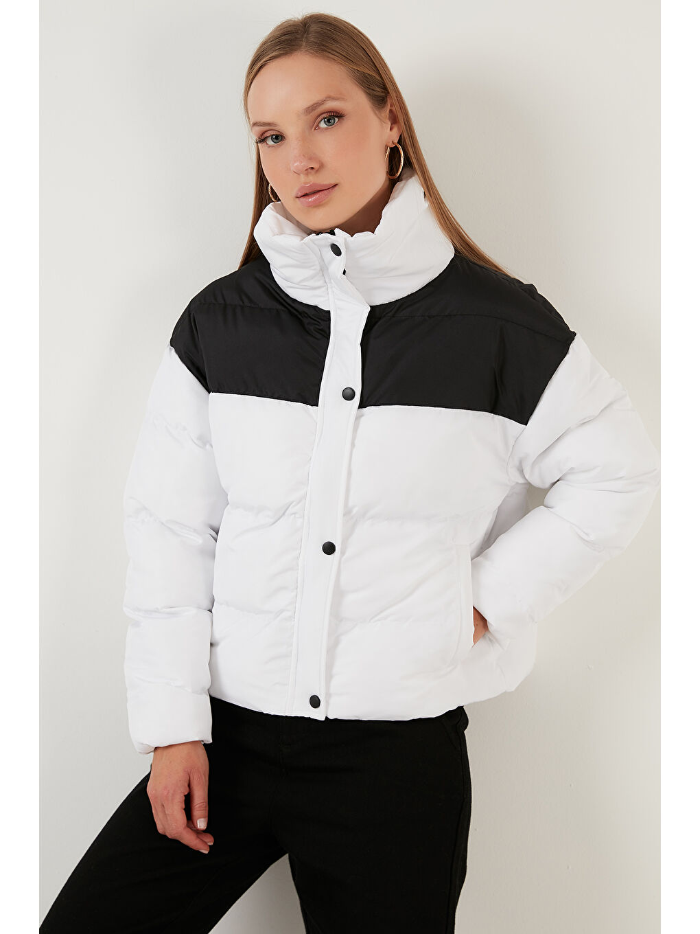 Siyah Renk Bloklu Dik Yaka Regular Fit Kısa Kadın Mont 4972016-2