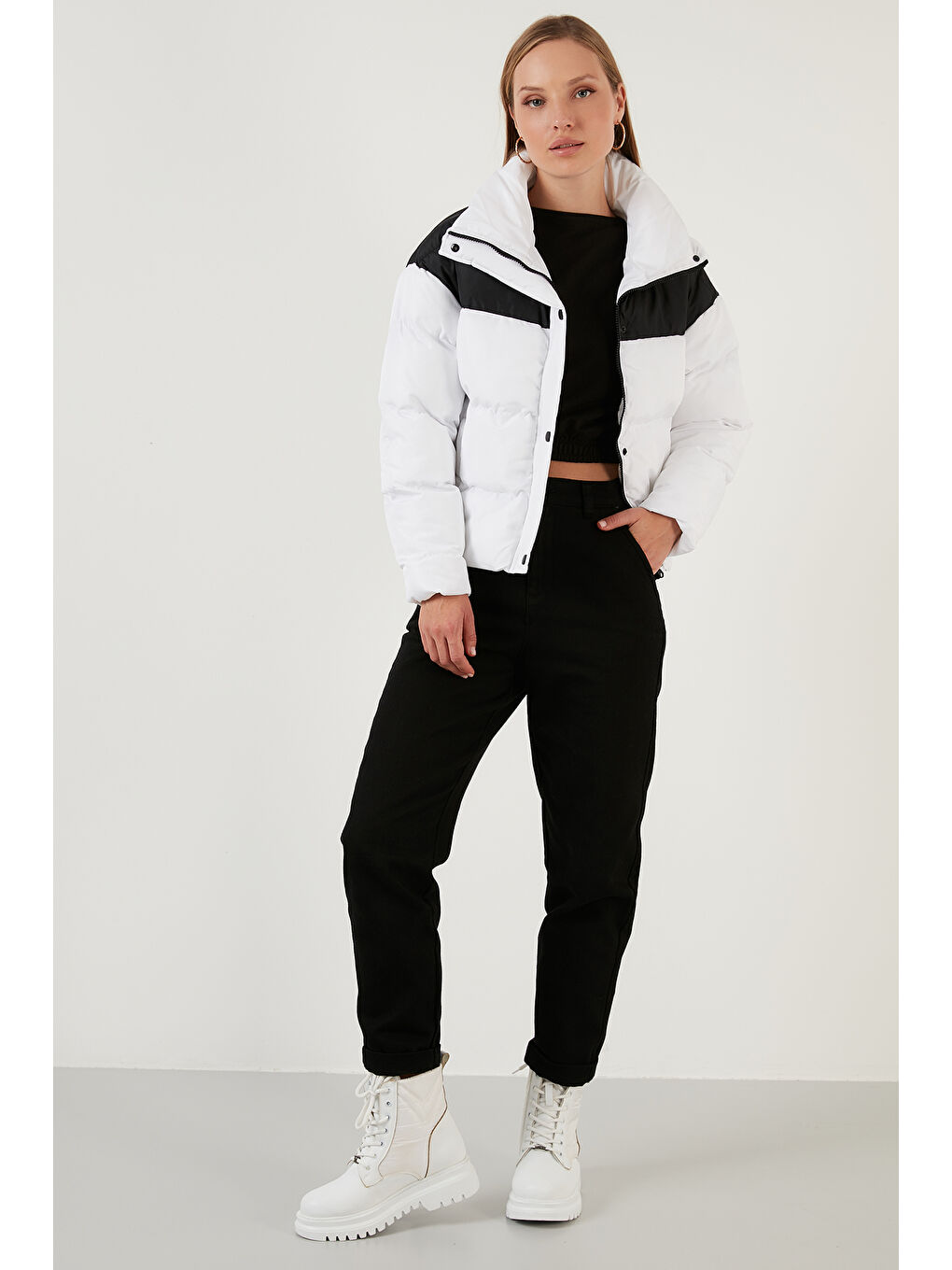 Siyah Renk Bloklu Dik Yaka Regular Fit Kısa Kadın Mont 4972016-3