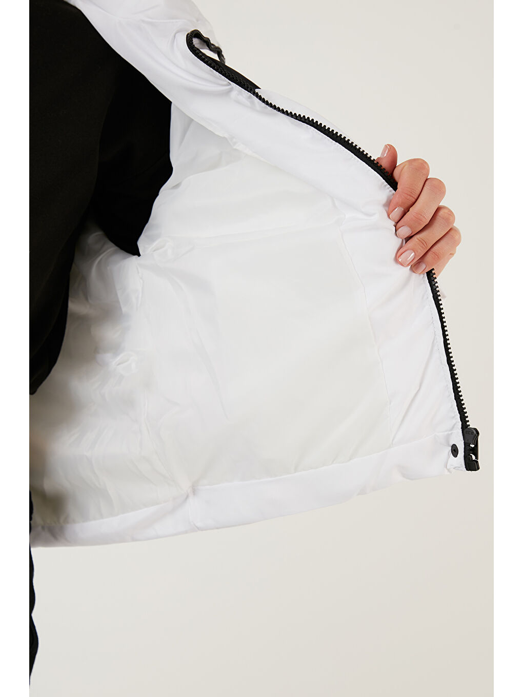 Siyah Renk Bloklu Dik Yaka Regular Fit Kısa Kadın Mont 4972016-4