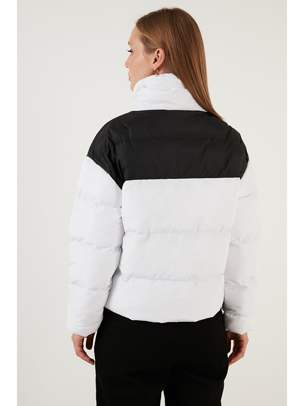 Siyah Renk Bloklu Dik Yaka Regular Fit Kısa Kadın Mont 4972016-5