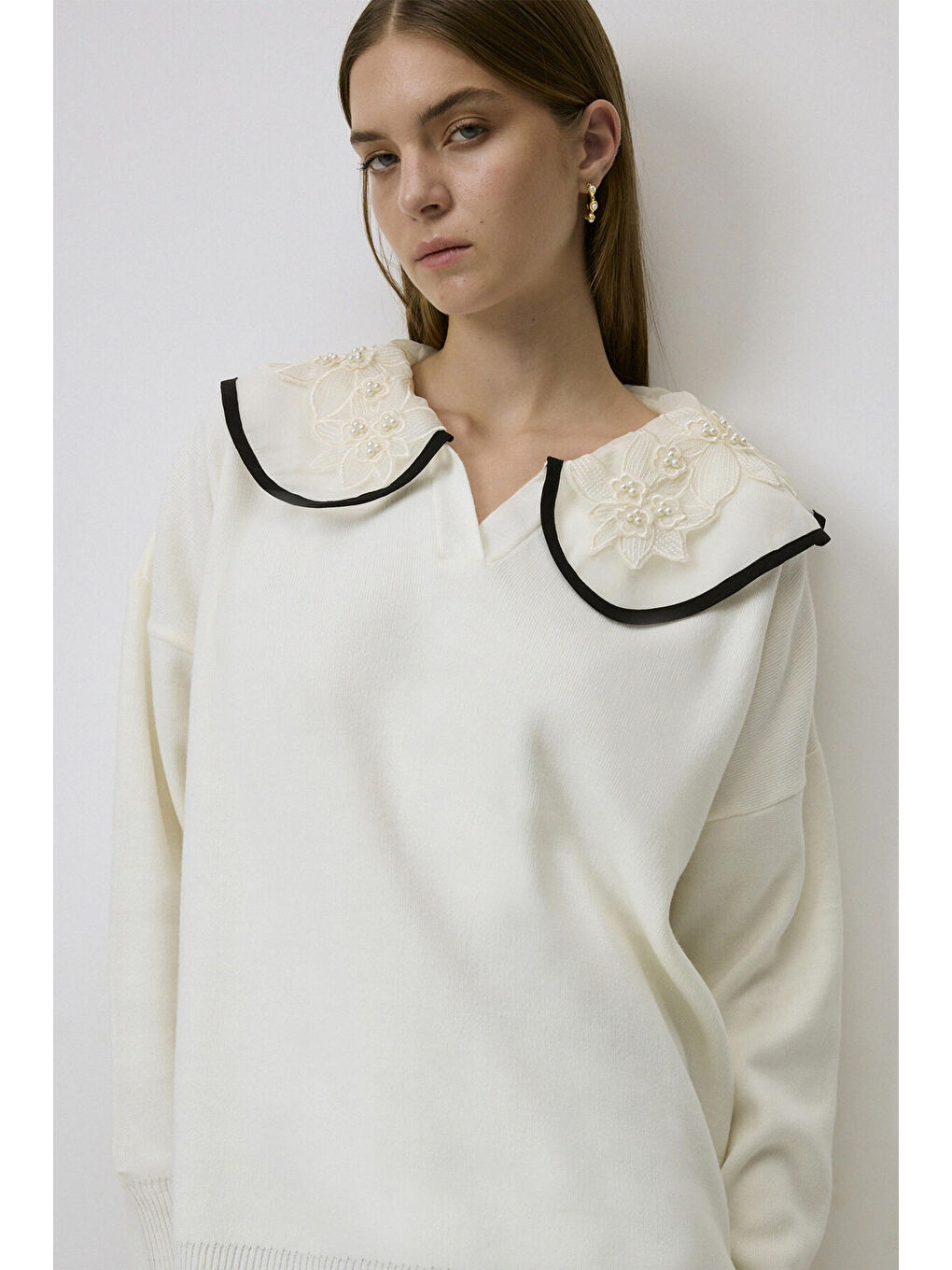 Ekru Yakası İşleme Detaylı Triko Kazak