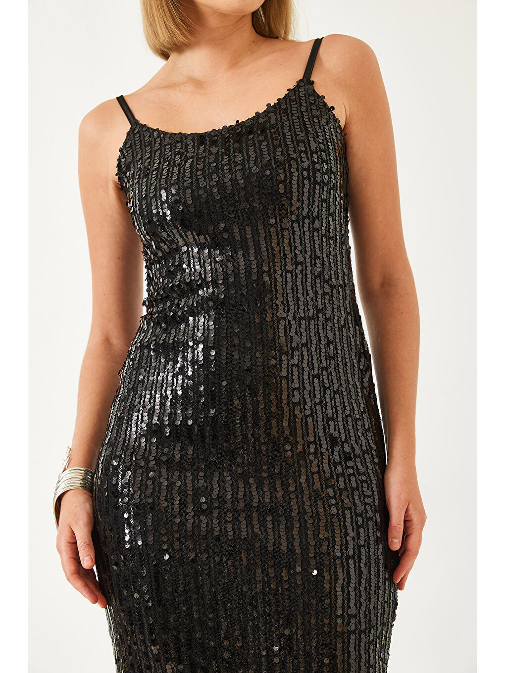 Siyah Kadın Pul Payetli Askılı Midi Boy Astarlı Elbise-4