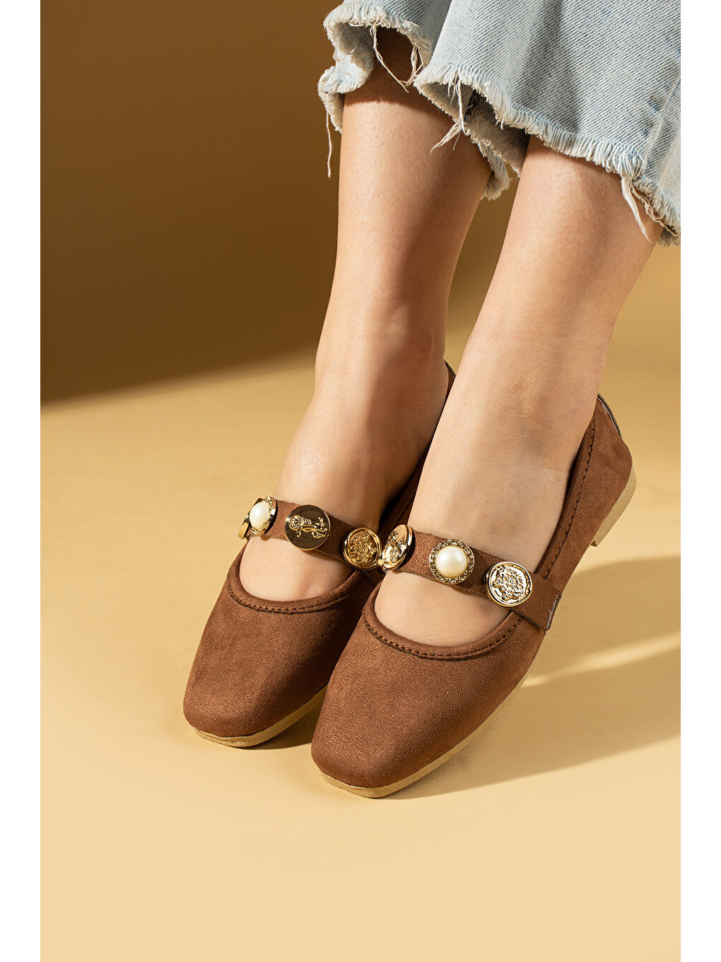 Kahverengi İnci Detaylı Tek Bantlı Rahat Taban Kadın Babet 81-160-25Süet