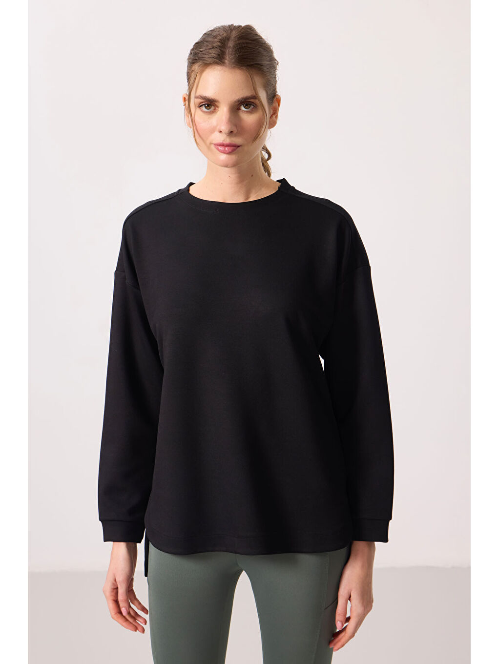 Siyah Yumuşak Dokulu O Yaka Rahat Form Kadın Tunik Sweatshirt - 97305-1