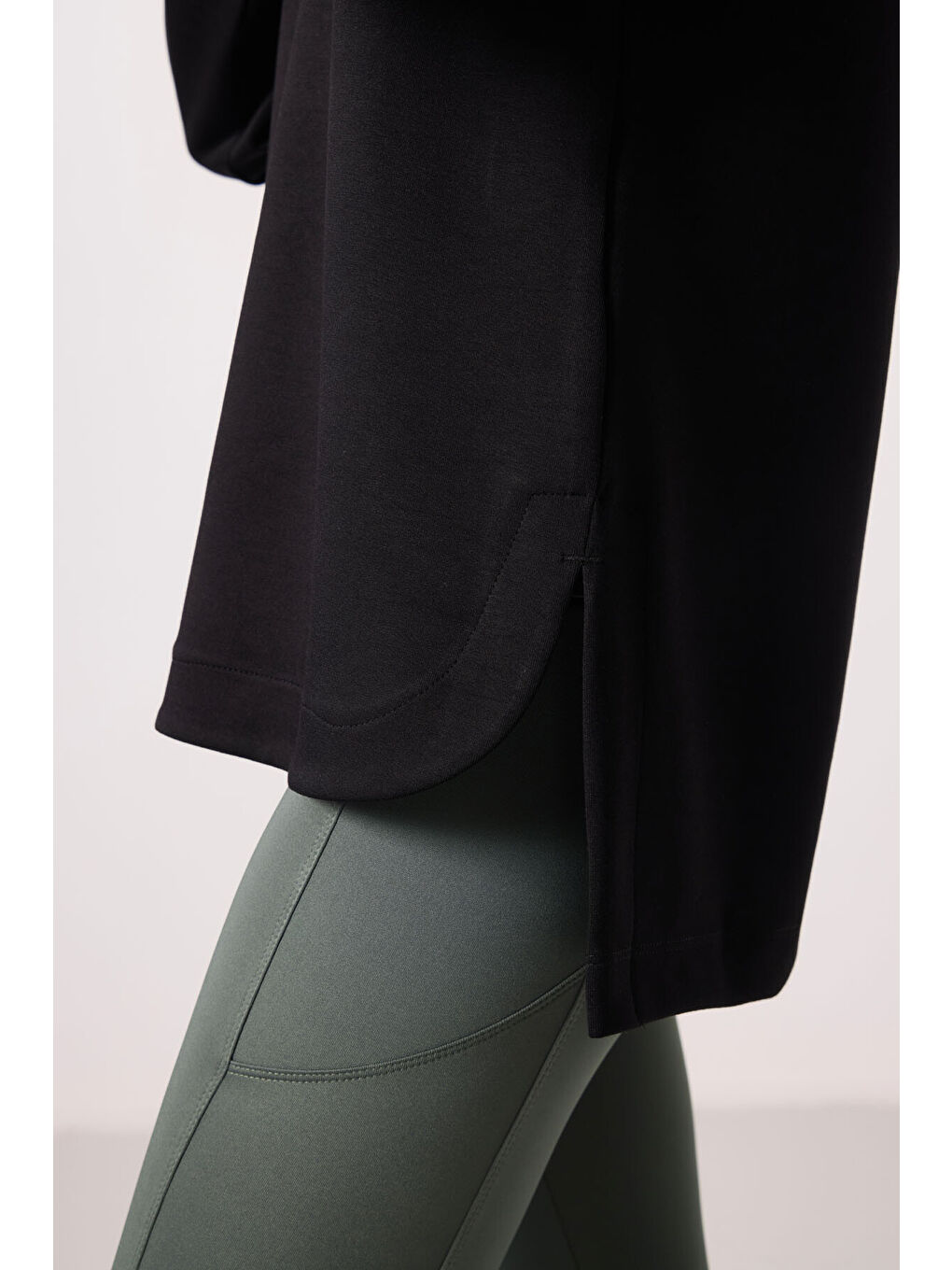 Siyah Yumuşak Dokulu O Yaka Rahat Form Kadın Tunik Sweatshirt - 97305-3