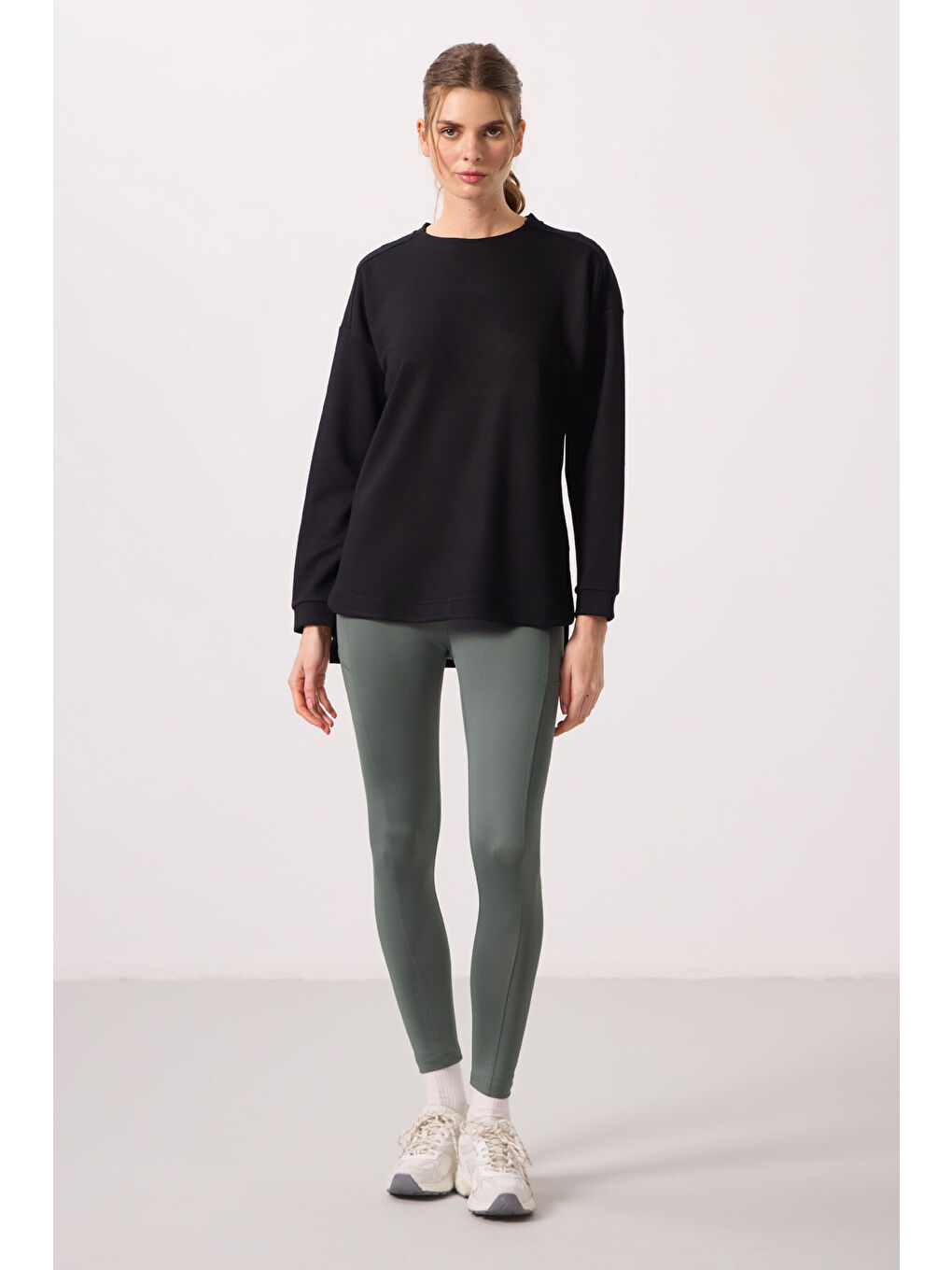 Siyah Yumuşak Dokulu O Yaka Rahat Form Kadın Tunik Sweatshirt - 97305-5