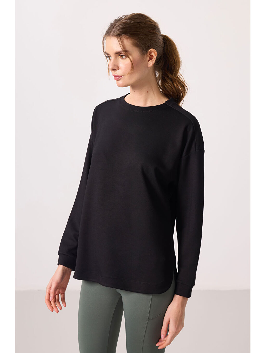Siyah Yumuşak Dokulu O Yaka Rahat Form Kadın Tunik Sweatshirt - 97305-7