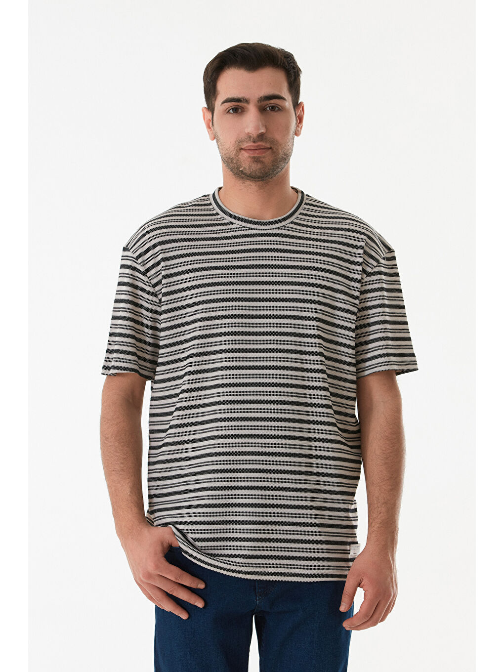 Siyah Çizgili Jakarlı Bisiklet Yaka Tişört