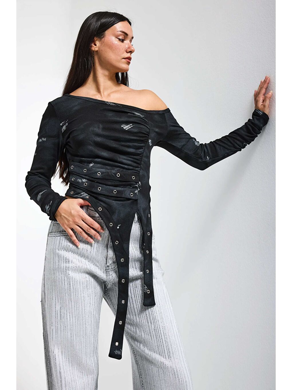 Kadın Siyah w5 Omzu Açık Parça Detaylı Özel Tasarım Bluz-2