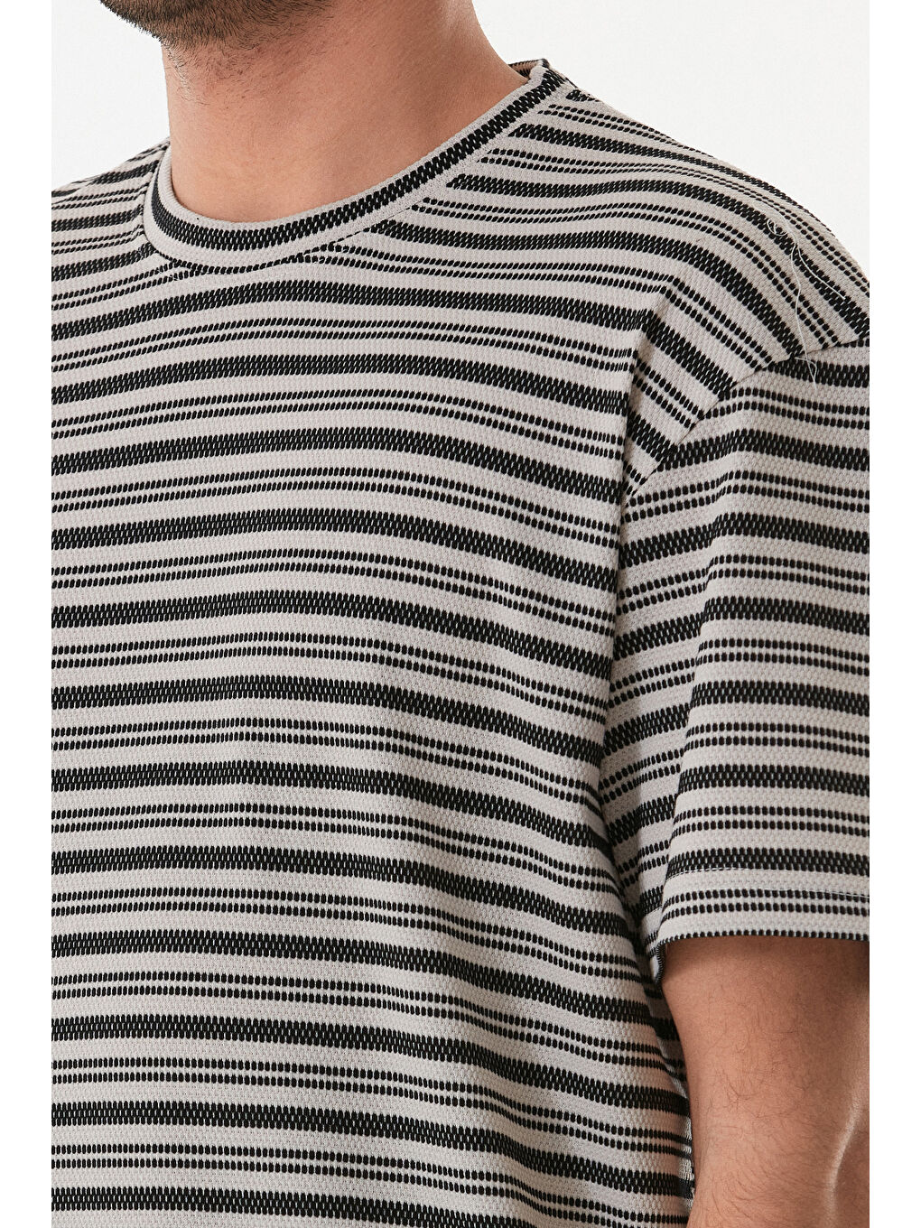 Siyah Çizgili Jakarlı Bisiklet Yaka Tişört-4