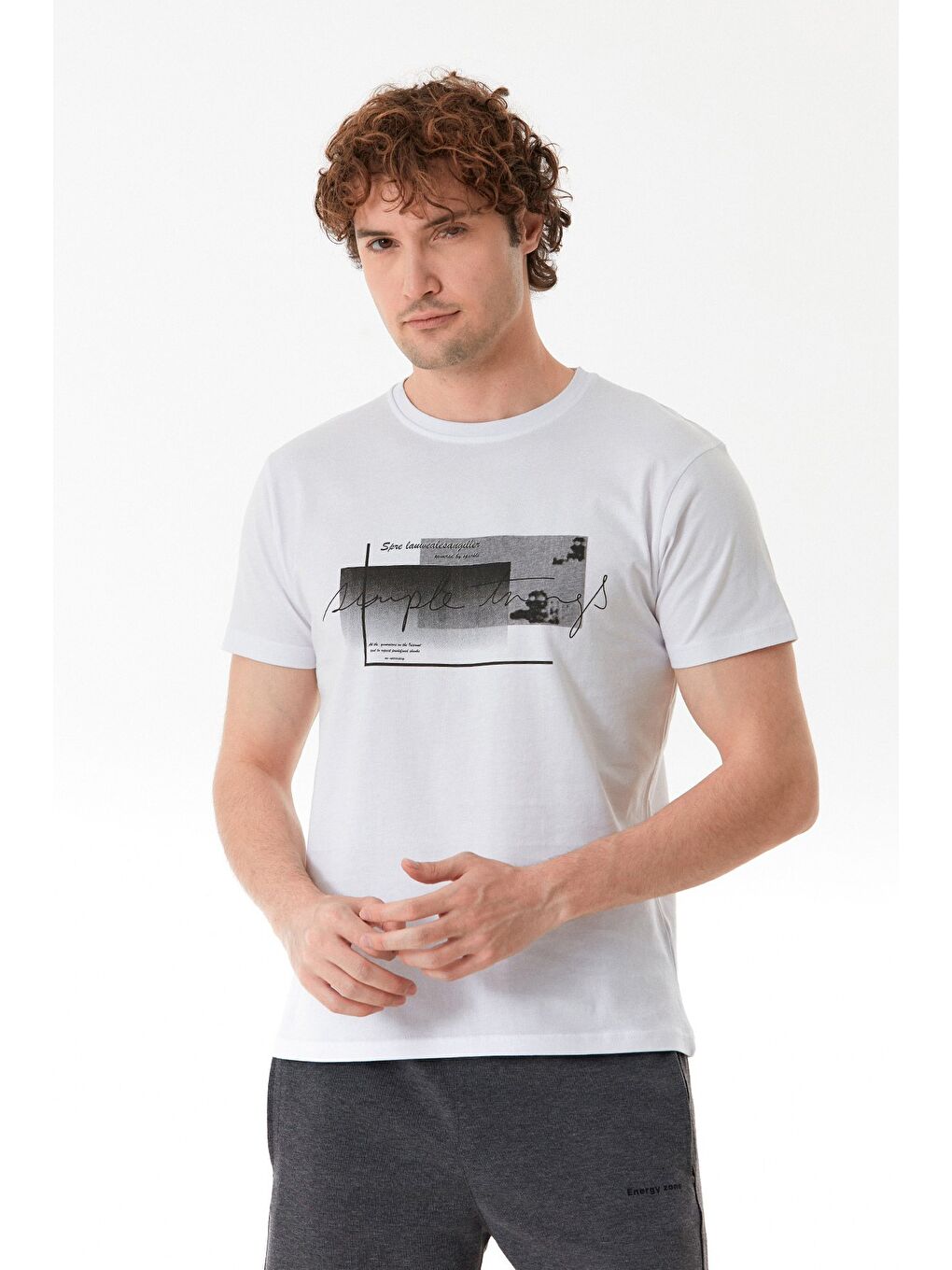 Beyaz Yazı Baskılı Bisiklet Yaka Tişört