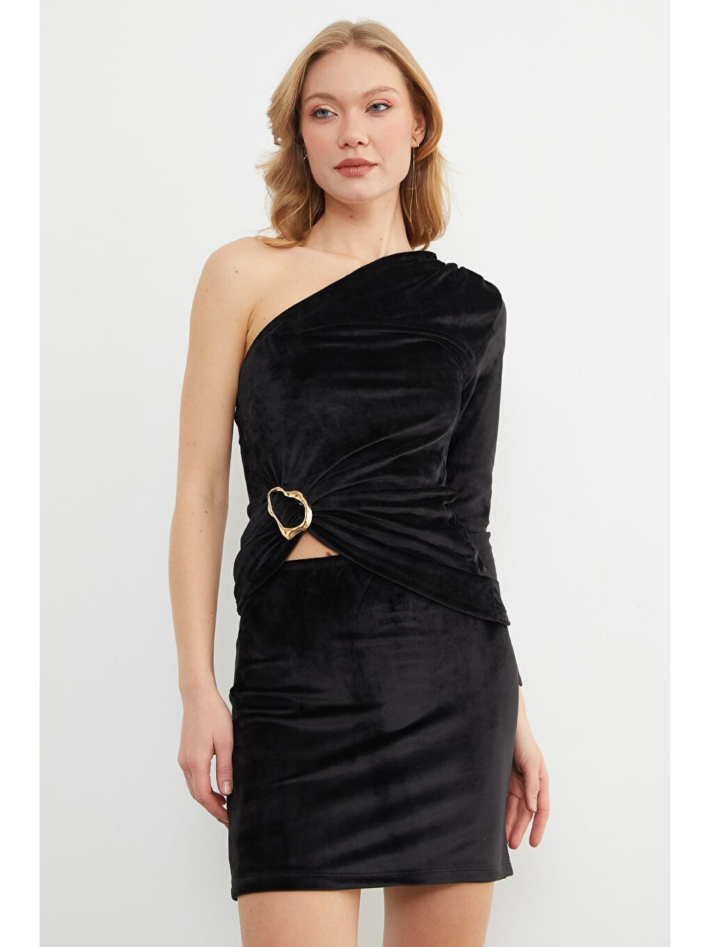 Siyah Aksesuar Detaylı Tek Omuz Drapeli Kadife Bluz-2