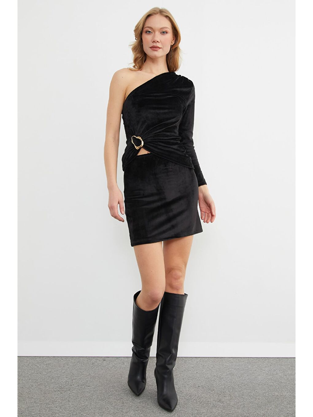 Siyah Aksesuar Detaylı Tek Omuz Drapeli Kadife Bluz-4