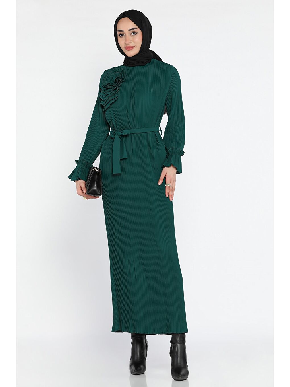 Yeşil Bel Kuşaklı Gül Detaylı Tesettür Piliseli Elbise