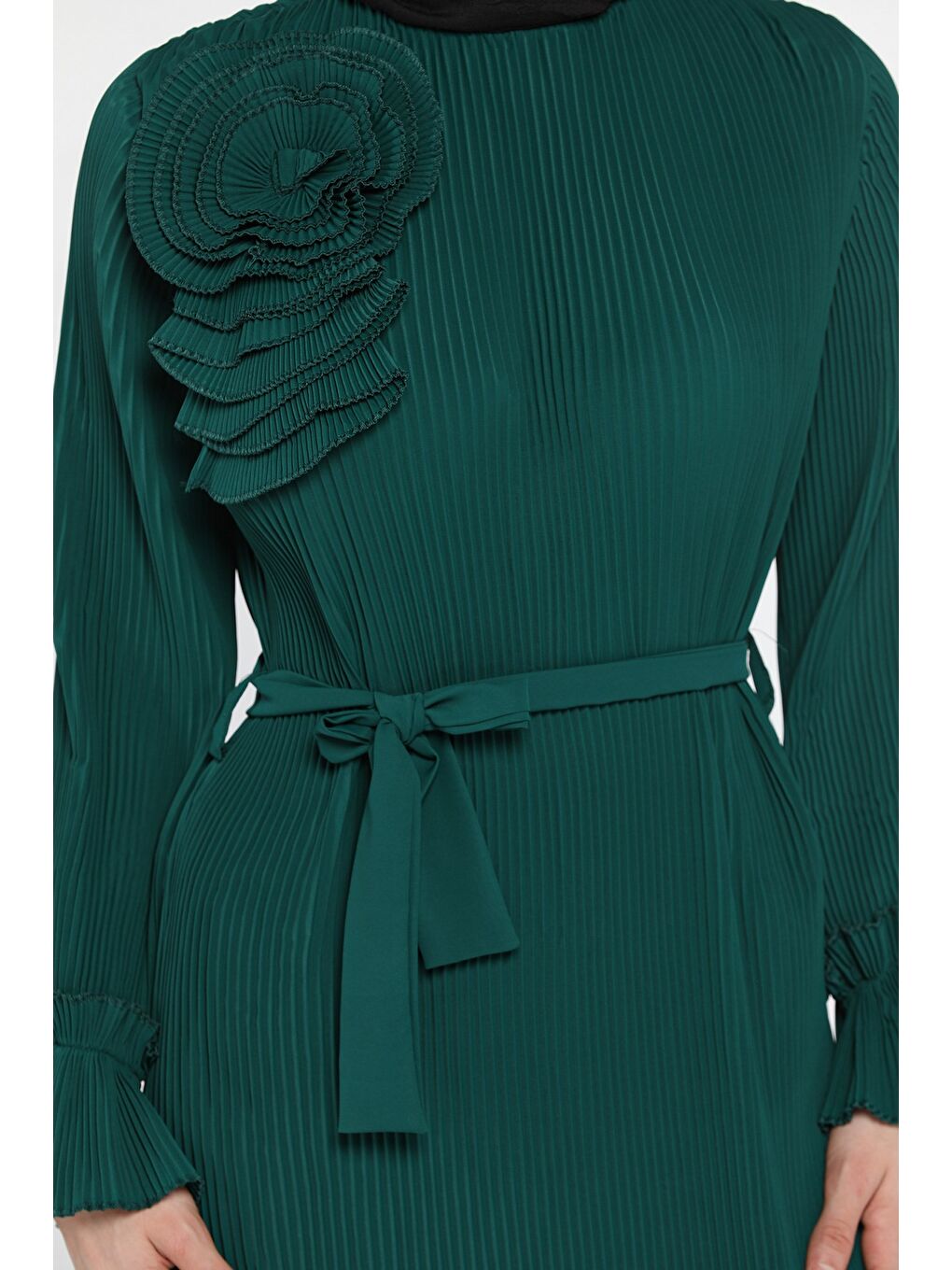 Yeşil Bel Kuşaklı Gül Detaylı Tesettür Piliseli Elbise-6