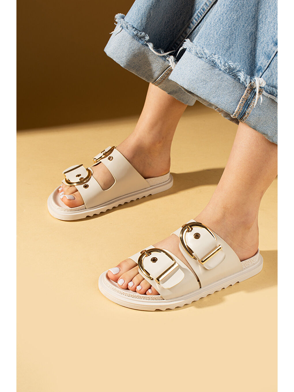 Bej Geniş Çift Gold Tokalı Rahat Kalıp Kadın Terlik 024-1001-25Cilt-2