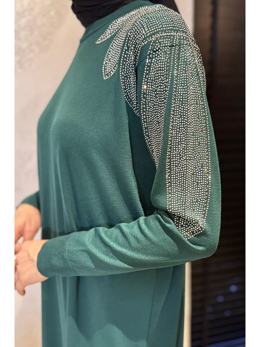 Yeşil Taş İşlemeli Tesettür Triko Elbise-4