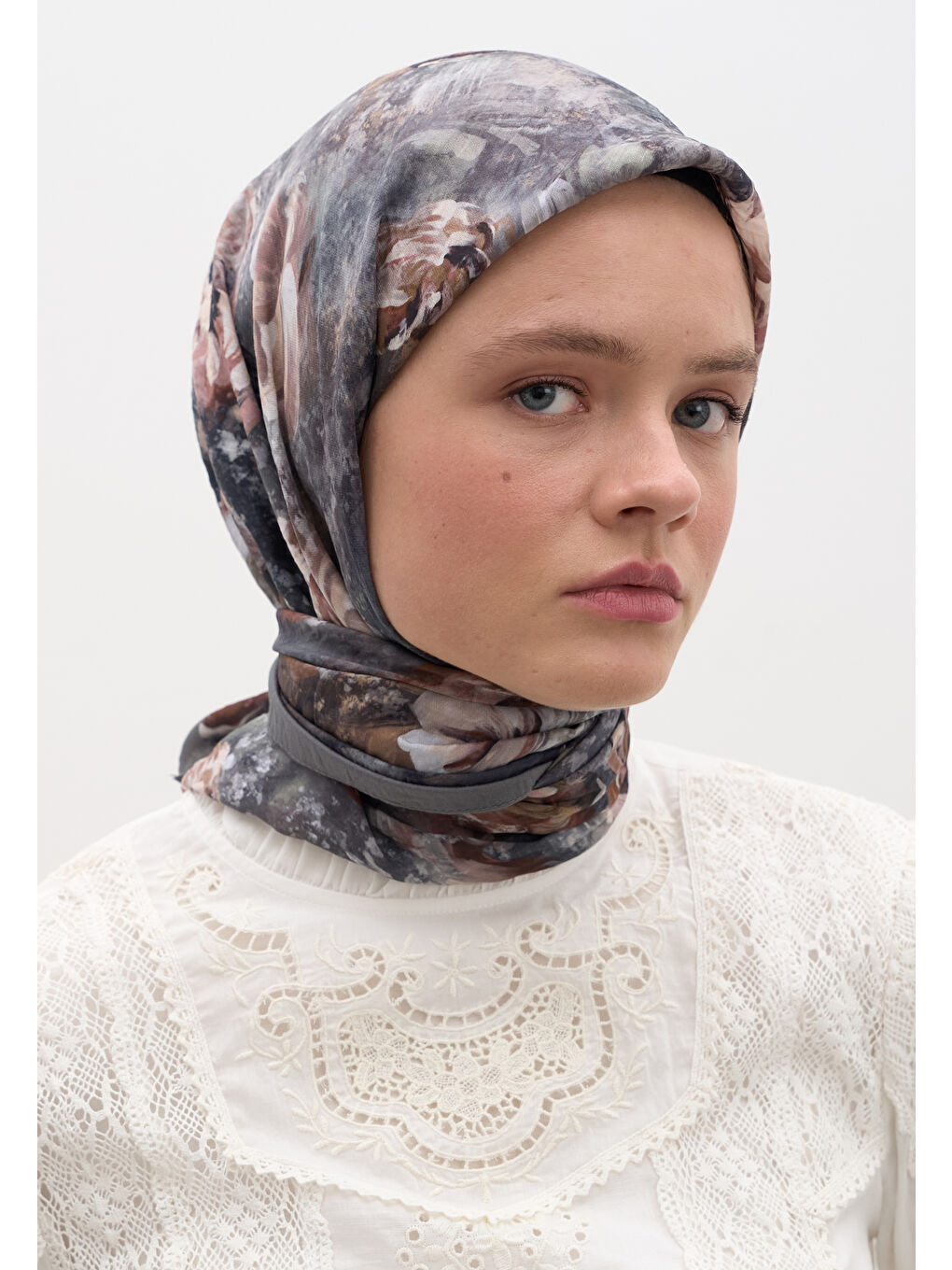 Madeleıne Desen Pamuklu Viskon Eşarp Gri-3