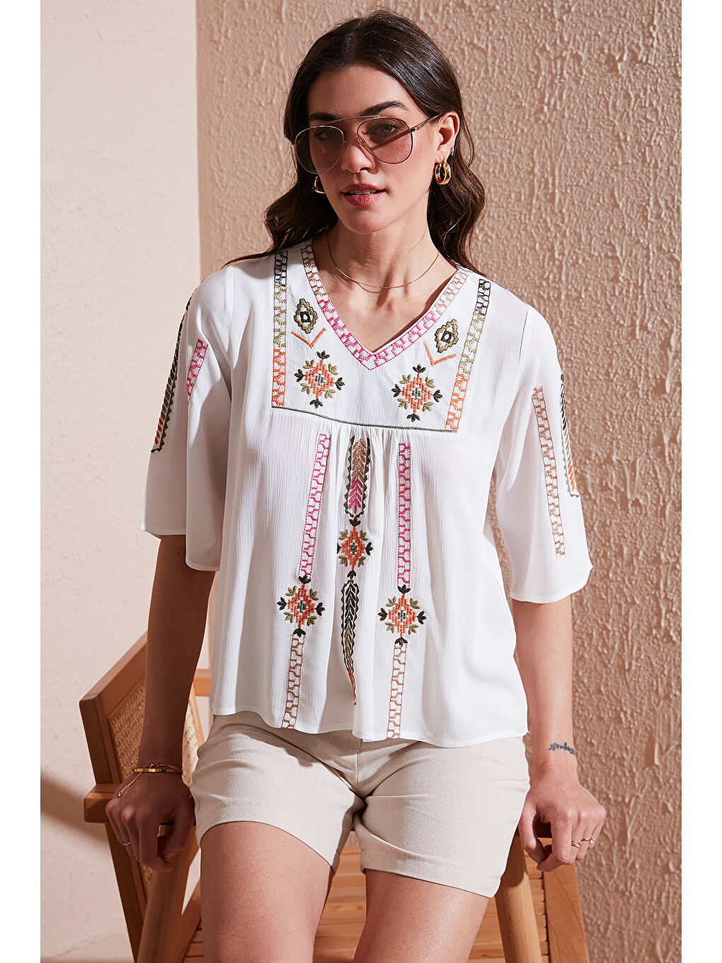 Ekru Pamuklu Regular Fit Nakış İşlemeli Kadın Bluz 611Bz0247-1