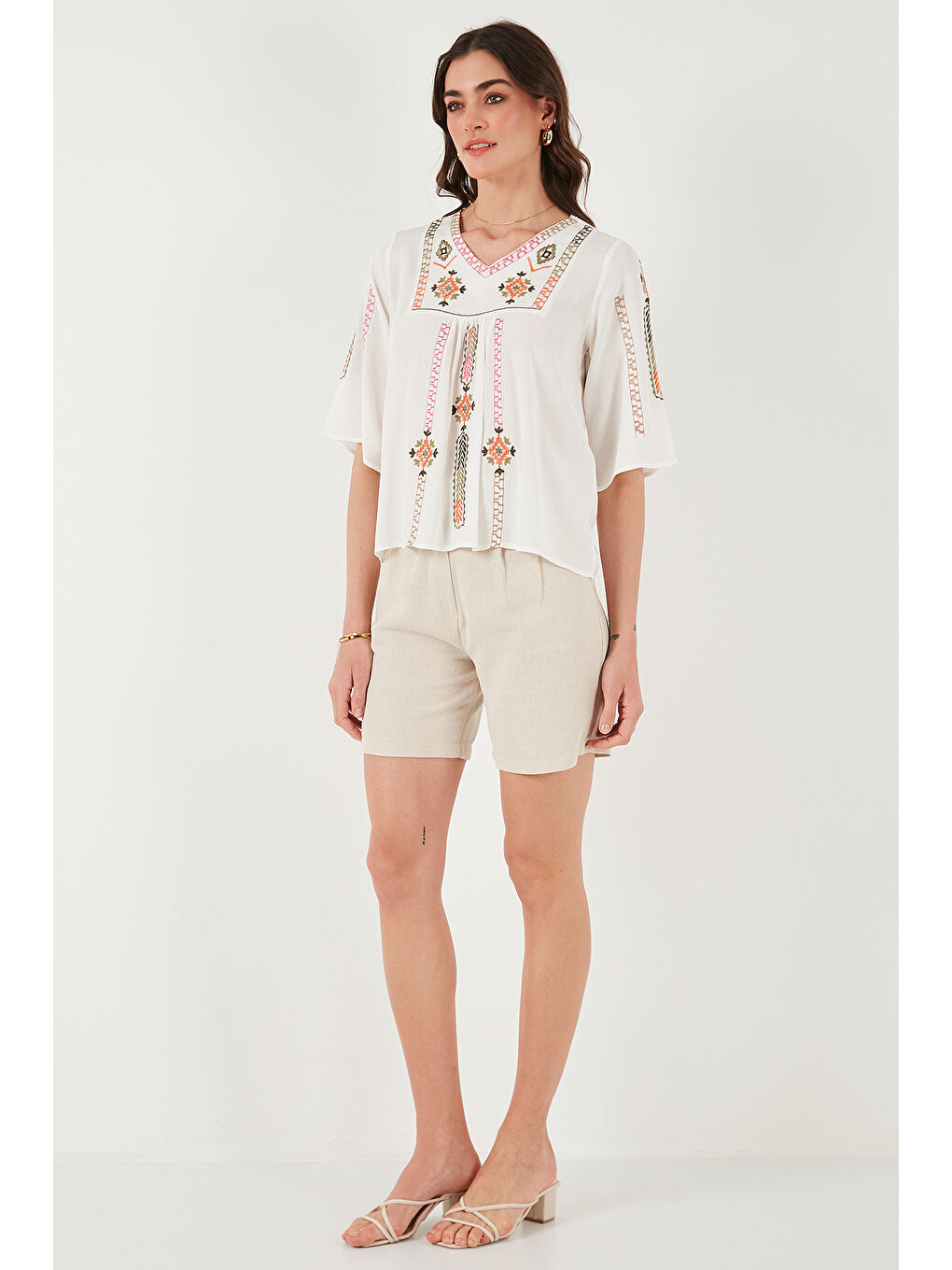 Ekru Pamuklu Regular Fit Nakış İşlemeli Kadın Bluz 611Bz0247-2