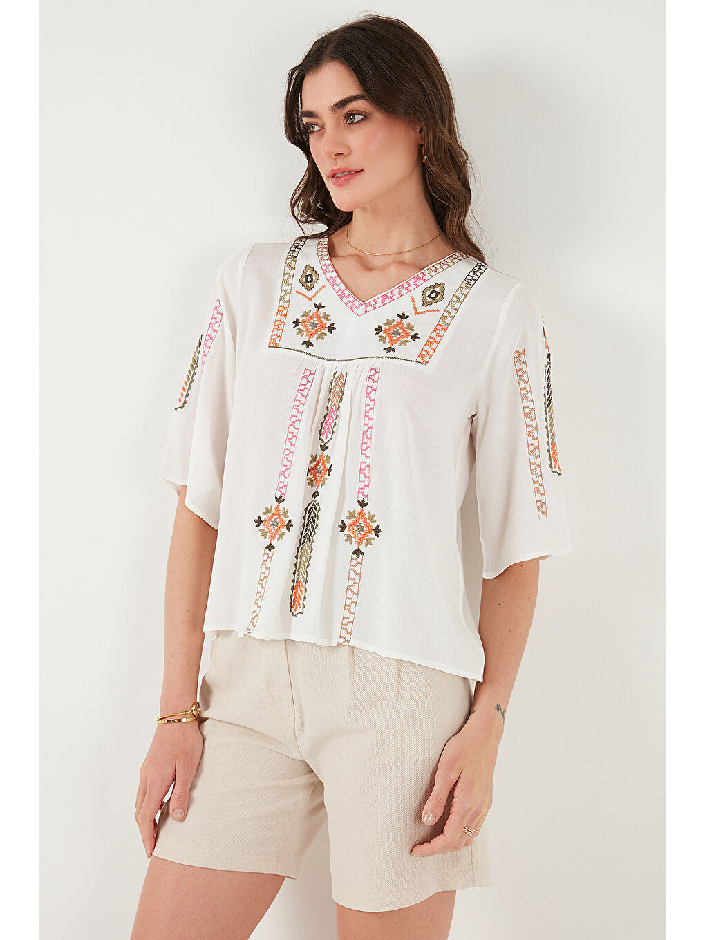 Ekru Pamuklu Regular Fit Nakış İşlemeli Kadın Bluz 611Bz0247-5