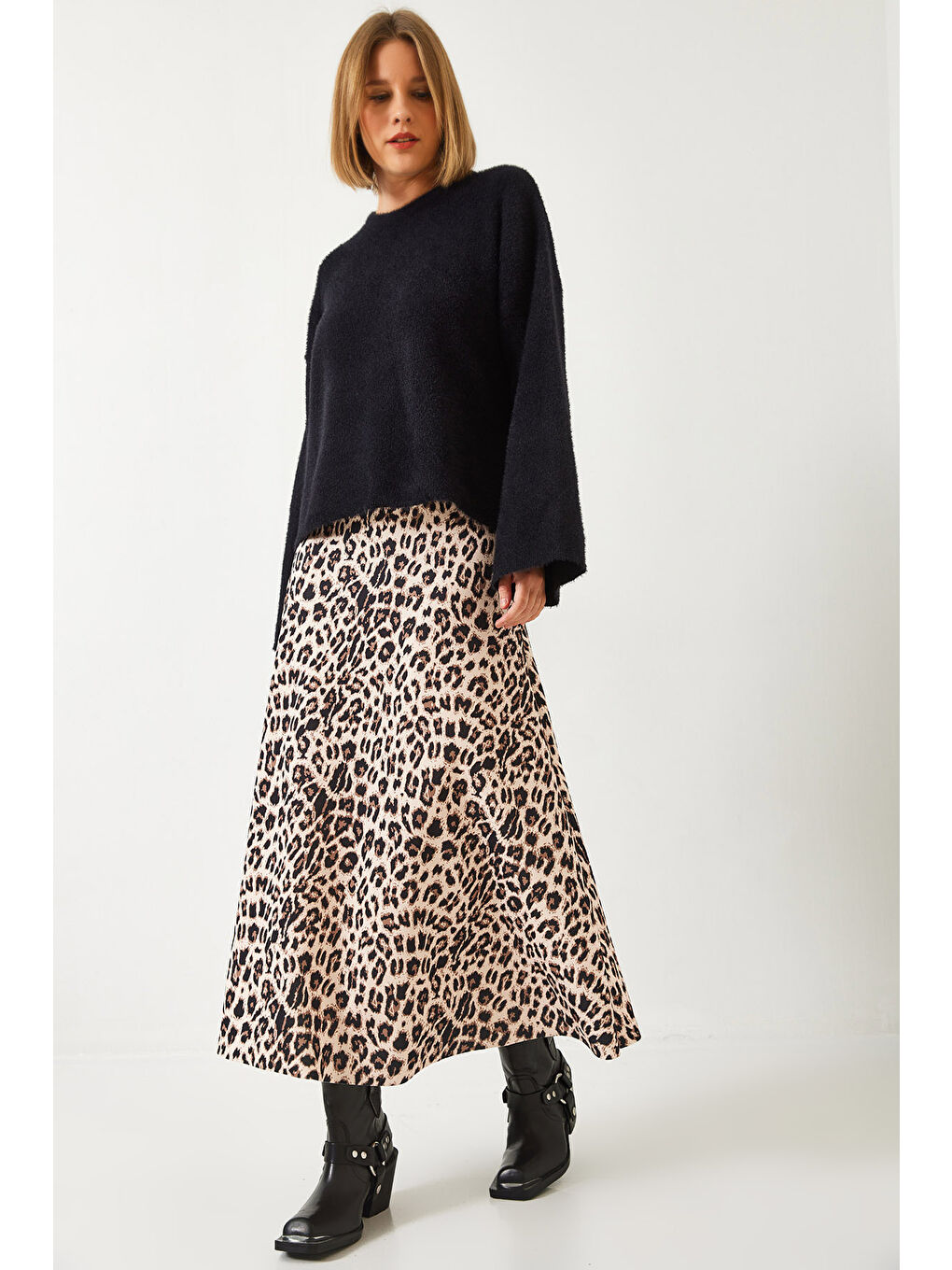 Bej Kadın Leopar Desenli Scuba Kumaş Kloş Etek L
