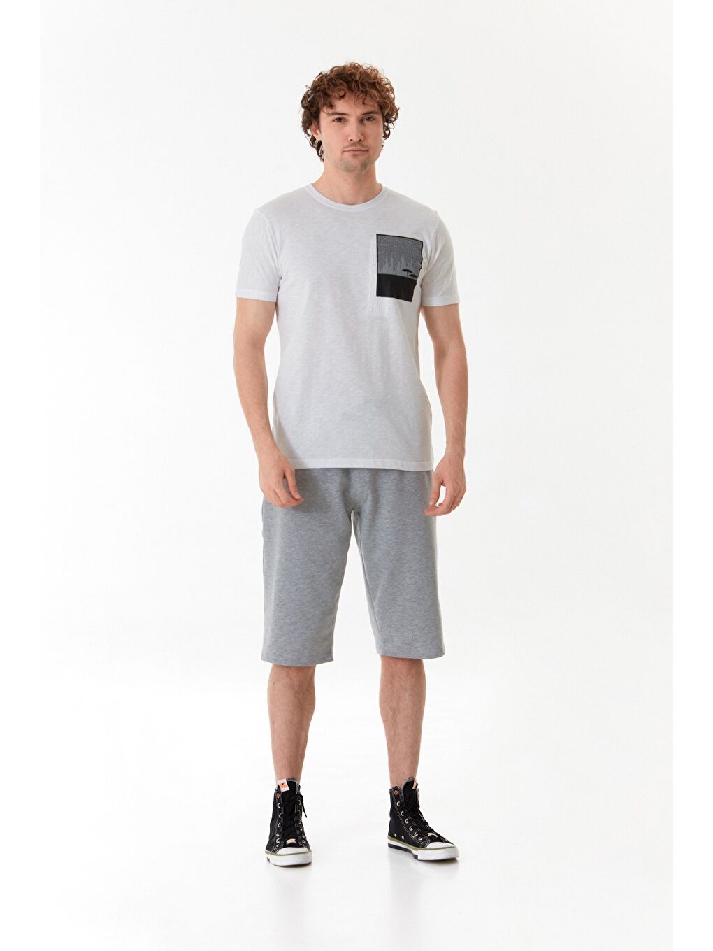 Beyaz Grafik Baskılı Bisiklet Yaka Tişört-1