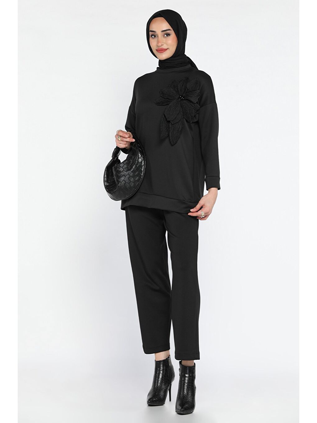 Siyah Yaka Çiçek Detaylı Tunik Pantolon Tesettür İkili Takım