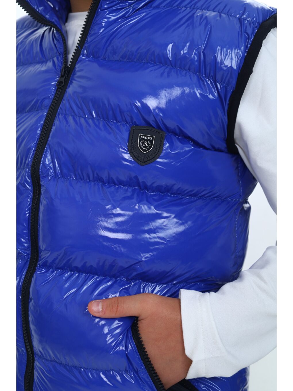 Yeşil Erkek Çocuk Parlak Görünümlü Göğsü Armalı Yelek-6