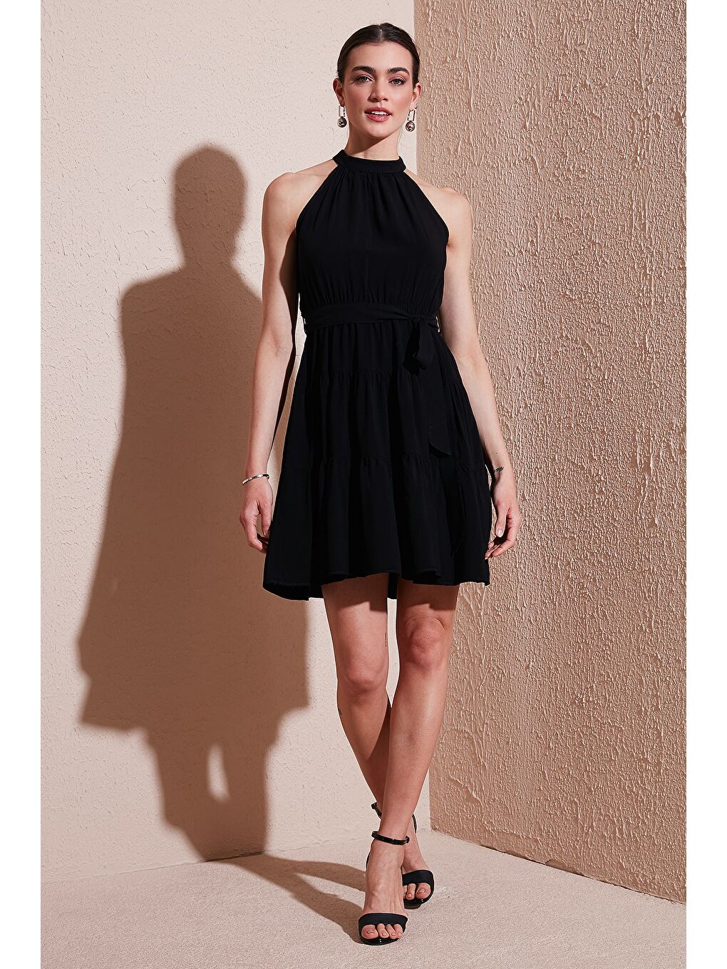 Siyah Pileli Regular Fit Halter Yaka Mini Boy Kemerli Kadın Elbise 6772041-1