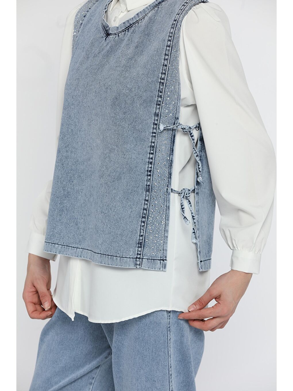 Mavi Yan Bağlamalı Taş Detaylı Jean Yelek Gömlek Pantolon Jean Tesettür Üçlü Takım-7