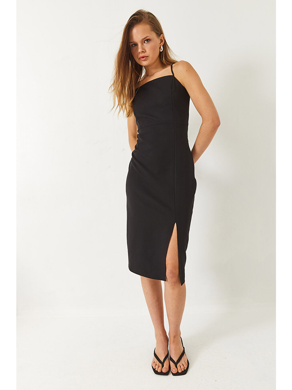 Siyah Kadın Kare Yaka Yırtmaç Detaylı İp Askılı Elbise-2