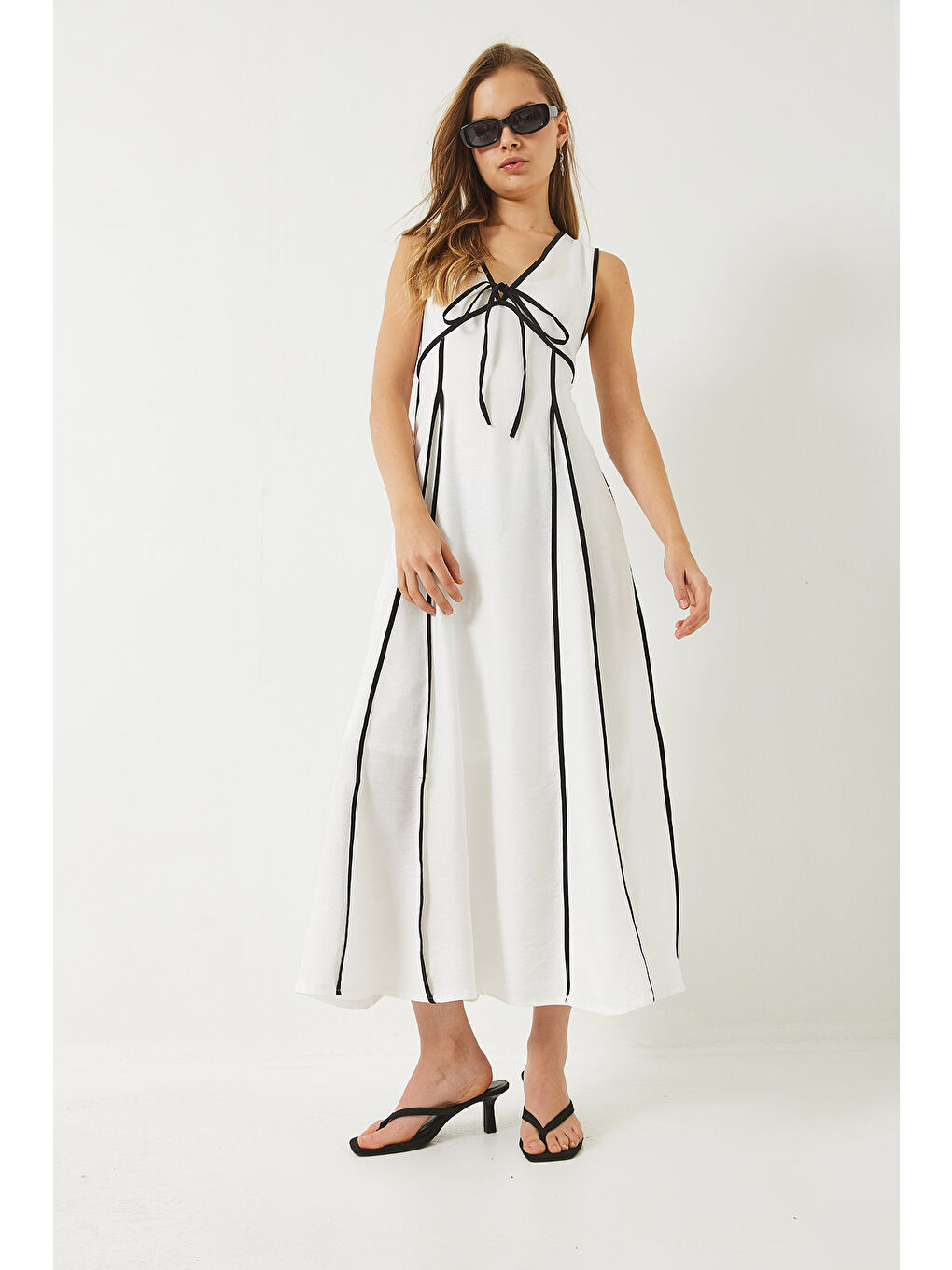 Beyaz Kadın V Yaka Biye Detaylı Bağlamalı Astarlı Uzun Keten Elbise-1