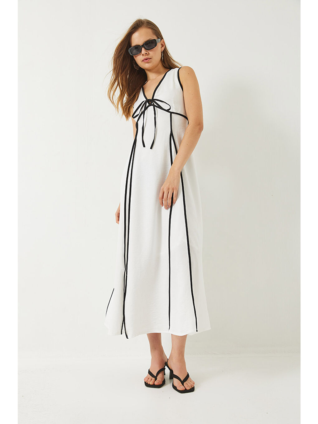 Beyaz Kadın V Yaka Biye Detaylı Bağlamalı Astarlı Uzun Keten Elbise-2