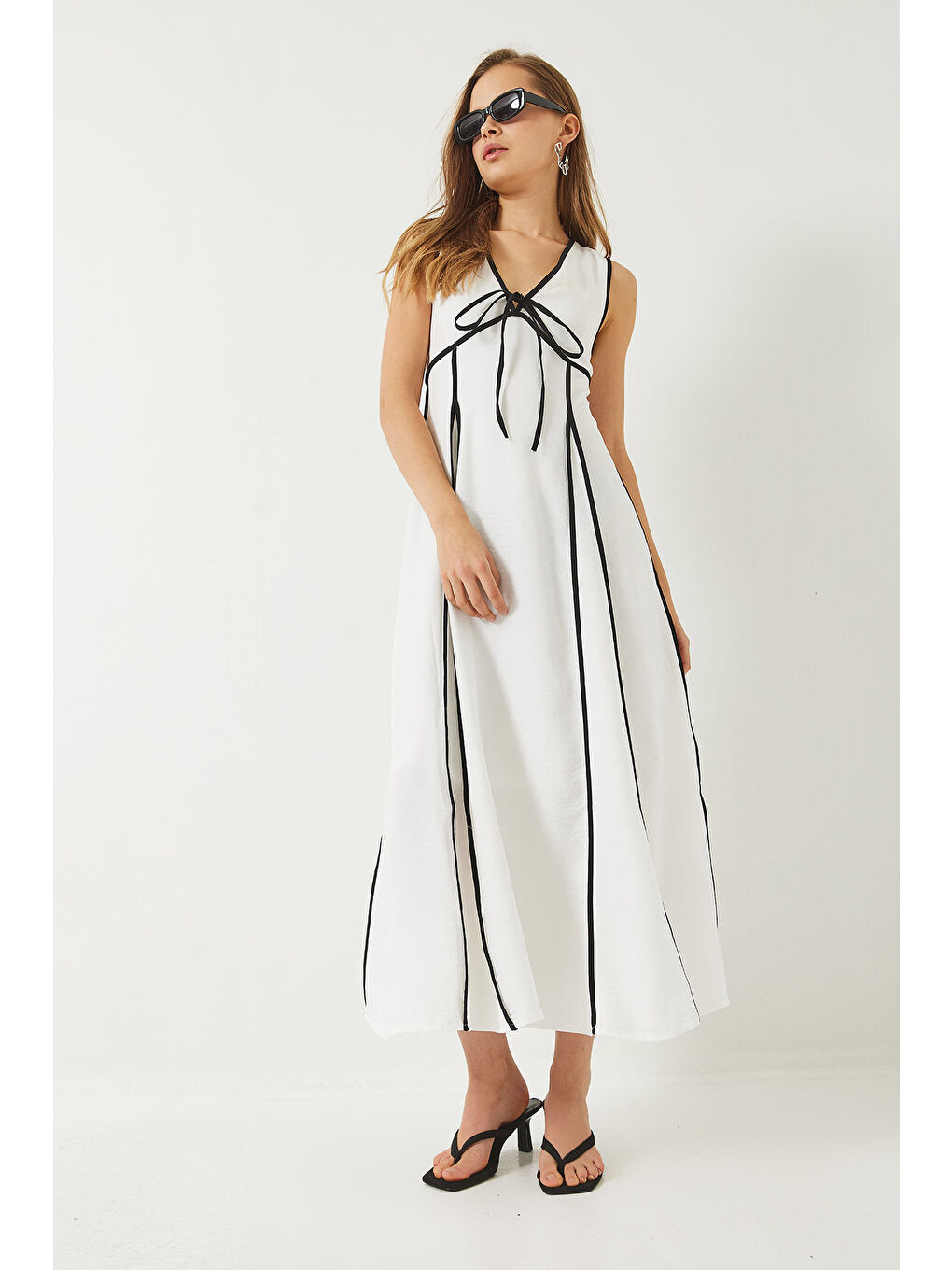 Beyaz Kadın V Yaka Biye Detaylı Bağlamalı Astarlı Uzun Keten Elbise-3