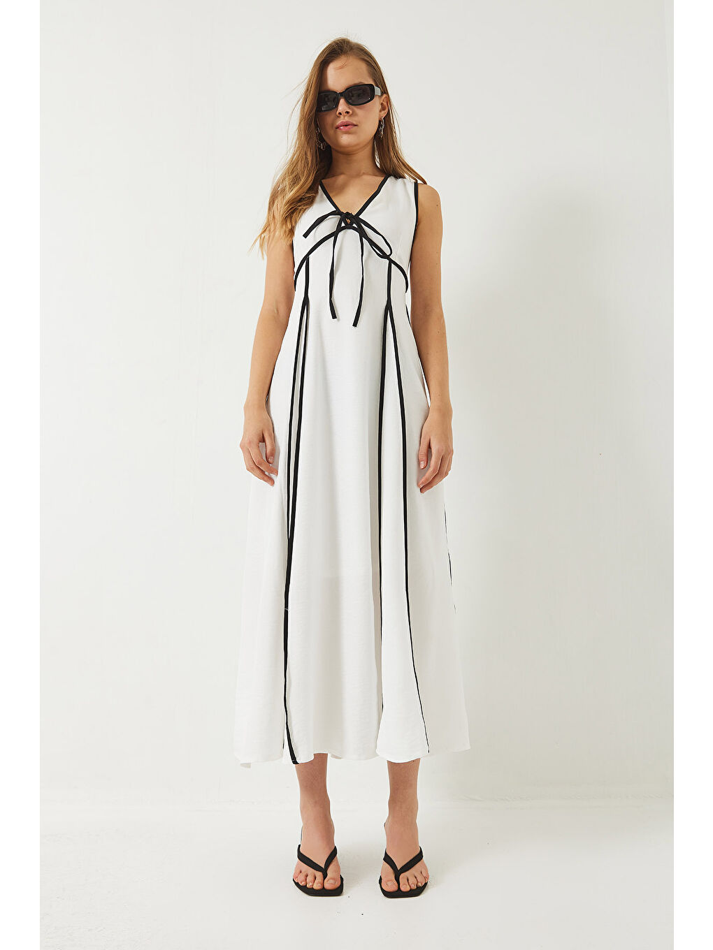 Beyaz Kadın V Yaka Biye Detaylı Bağlamalı Astarlı Uzun Keten Elbise-5