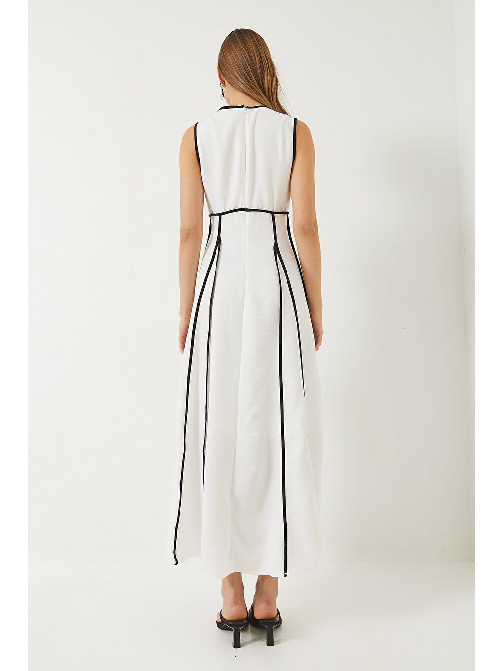 Beyaz Kadın V Yaka Biye Detaylı Bağlamalı Astarlı Uzun Keten Elbise-6