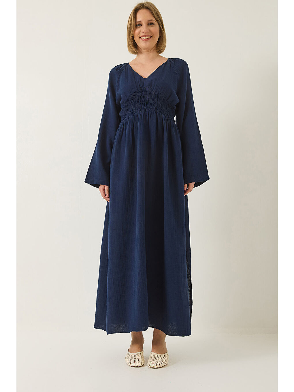 Lacivert Kadın V Yaka Beli Gipeli Geniş Kollu Yırtmaç Detaylı Uzun Pamuk Müslin Elbise-1