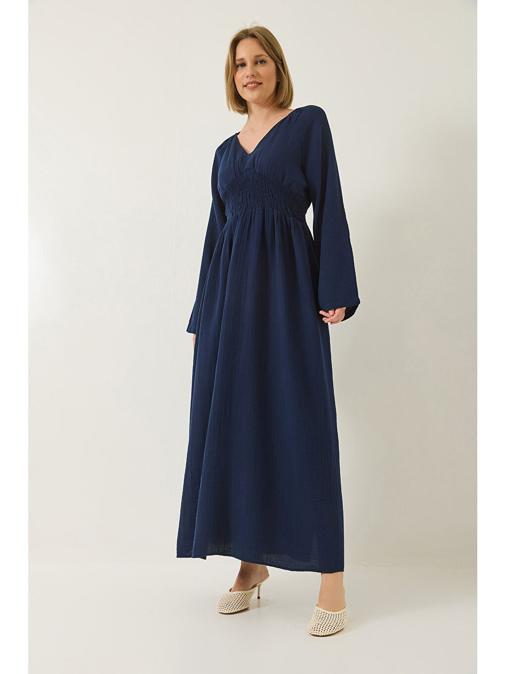Lacivert Kadın V Yaka Beli Gipeli Geniş Kollu Yırtmaç Detaylı Uzun Pamuk Müslin Elbise-3