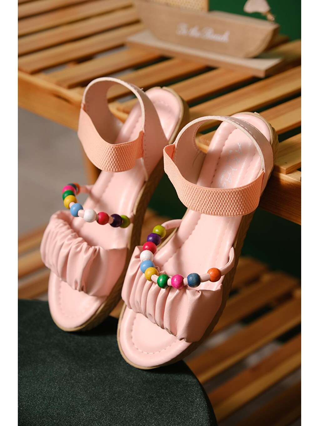 Pembe Elen Büzgülü Boncuk Detaylı Kadın Sandalet