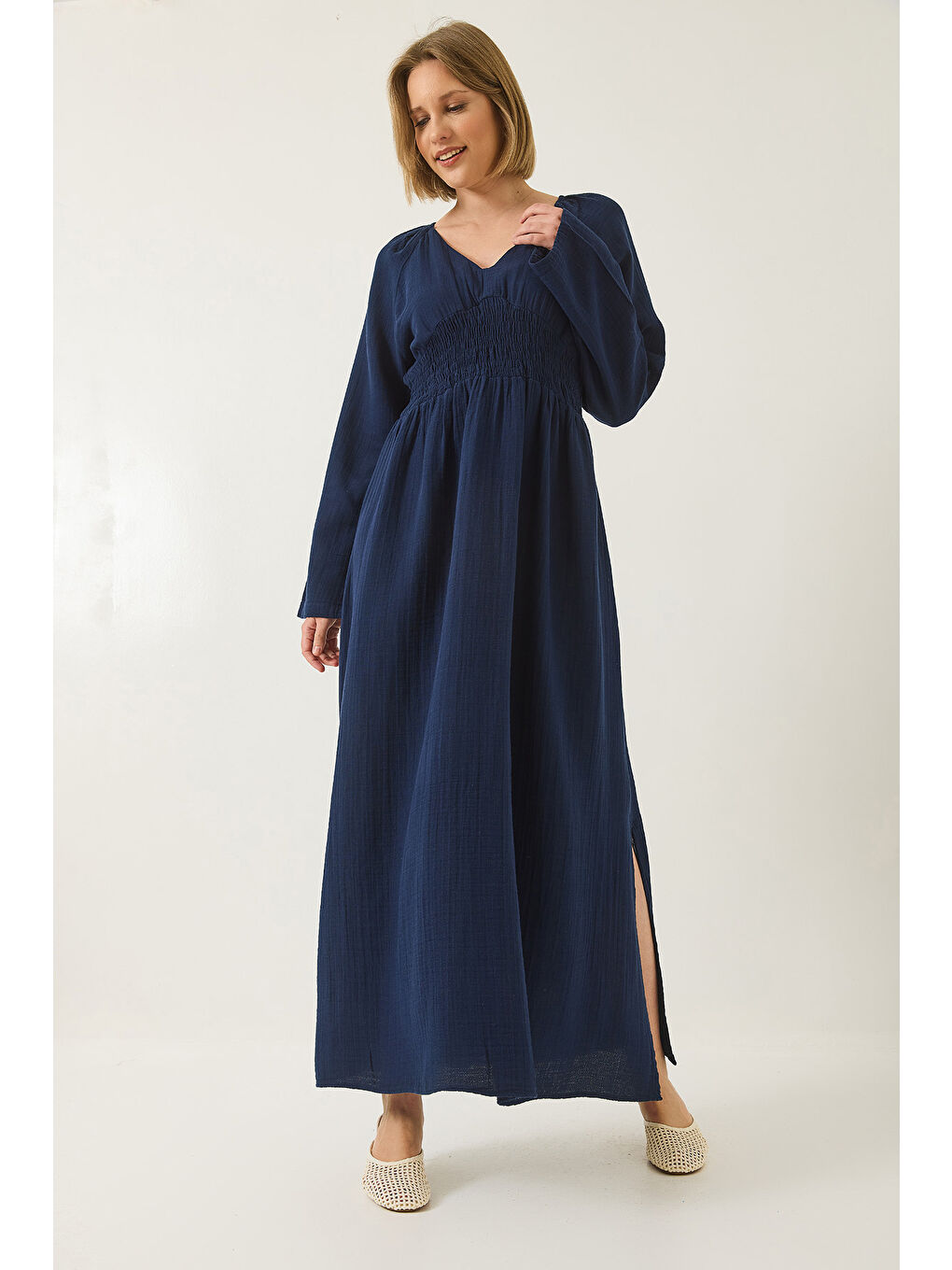 Lacivert Kadın V Yaka Beli Gipeli Geniş Kollu Yırtmaç Detaylı Uzun Pamuk Müslin Elbise-4